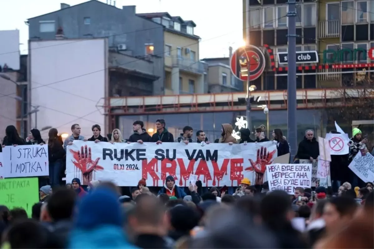 Sırbistan\'da Tarihi Protesto: On Binlerce Kişi Vucic\'i Hedef Aldı