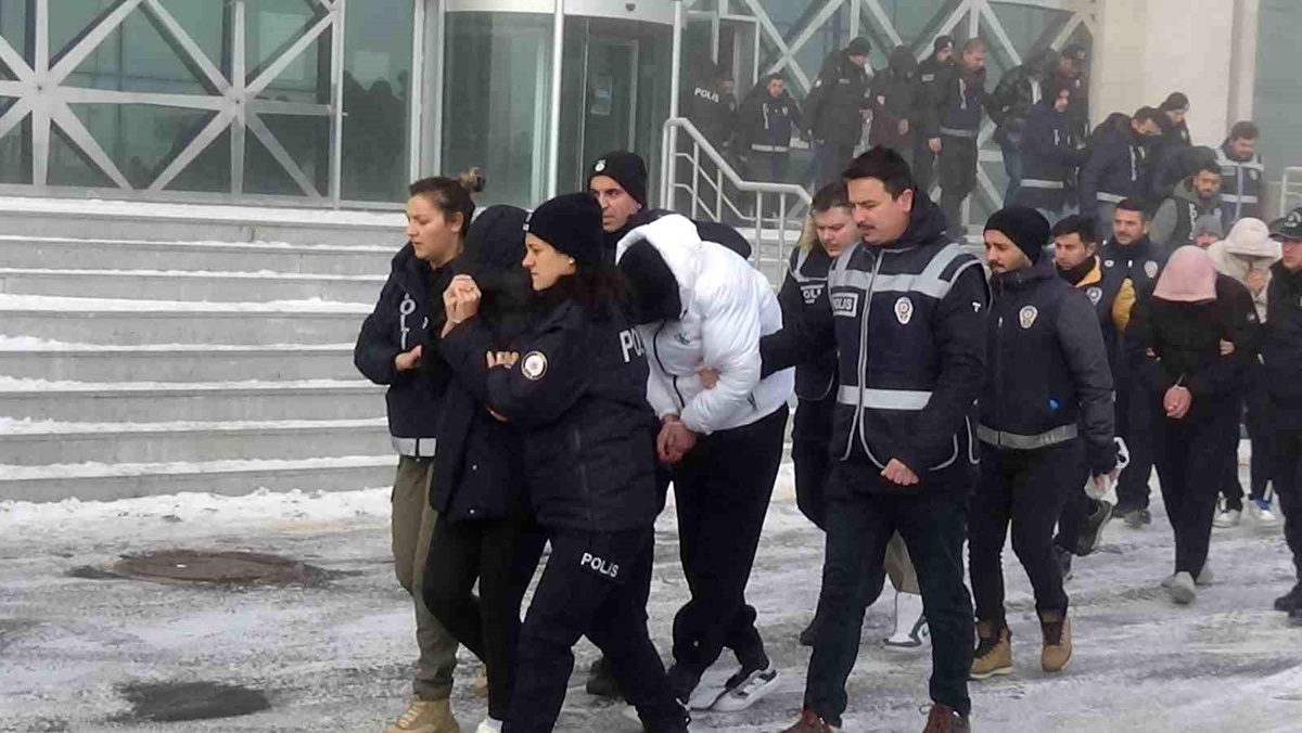 Kars\'ta Dolandırıcılık Operasyonu: 29 Gözaltı
