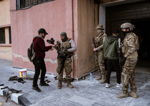 Suriye'de rejim unsurları silahlarını teslime ve yeni yönetime kayıt yaptırmaya devam ediyor Suriye'de rejim unsurları silahlarını teslime ve yeni yönetime kayıt yaptırmaya devam ediyor