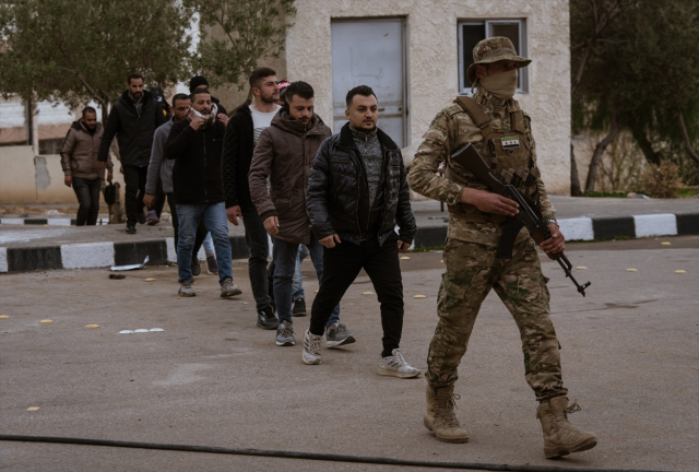 Suriye'de rejim unsurları silahlarını teslime ve yeni yönetime kayıt yaptırmaya devam ediyor Suriye'de rejim unsurları silahlarını teslime ve yeni yönetime kayıt yaptırmaya devam ediyor