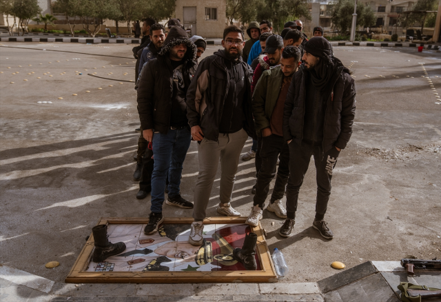 Suriye'de rejim unsurları silahlarını teslime ve yeni yönetime kayıt yaptırmaya devam ediyor Suriye'de rejim unsurları silahlarını teslime ve yeni yönetime kayıt yaptırmaya devam ediyor