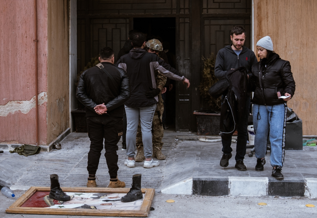 Suriye'de rejim unsurları silahlarını teslime ve yeni yönetime kayıt yaptırmaya devam ediyor Suriye'de rejim unsurları silahlarını teslime ve yeni yönetime kayıt yaptırmaya devam ediyor