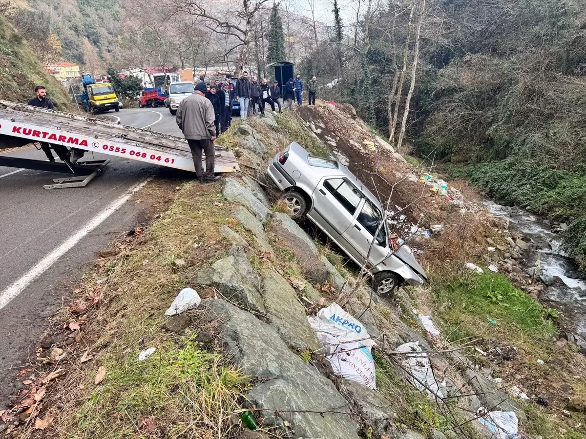 Akçaabat\'ta Otomobil Dere Yatağına Devrildi: 4 Yaralı