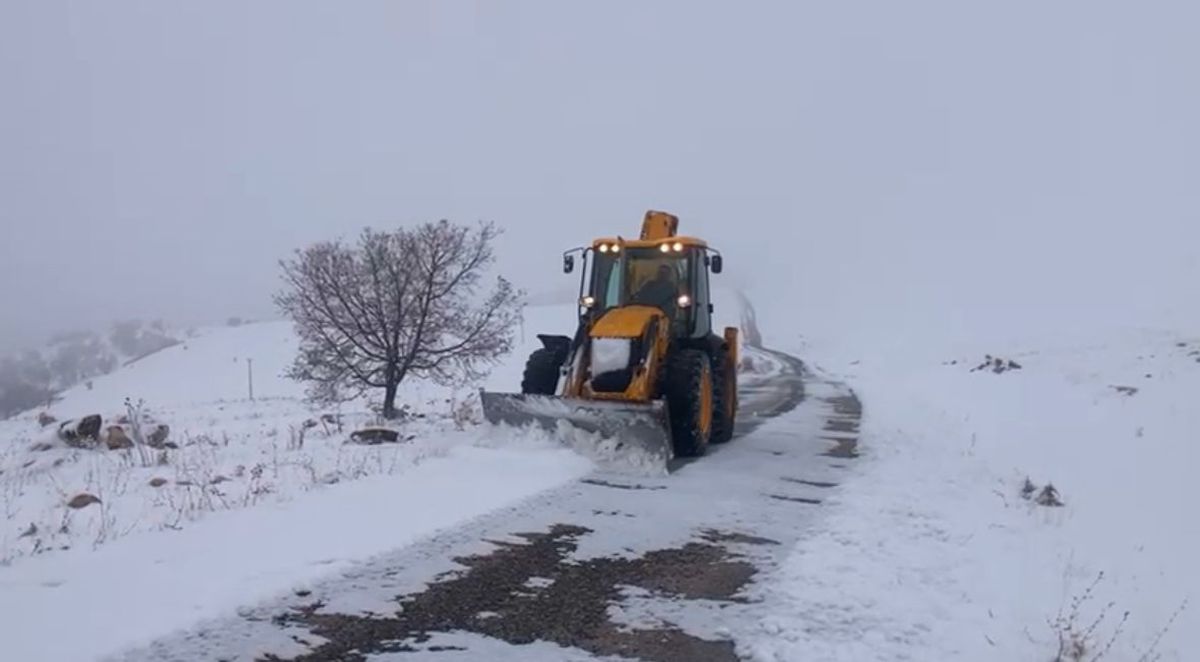Tunceli\'de Kar Yağışı Nedeniyle 40 Köy Yolu Ulaşıma Kapandı