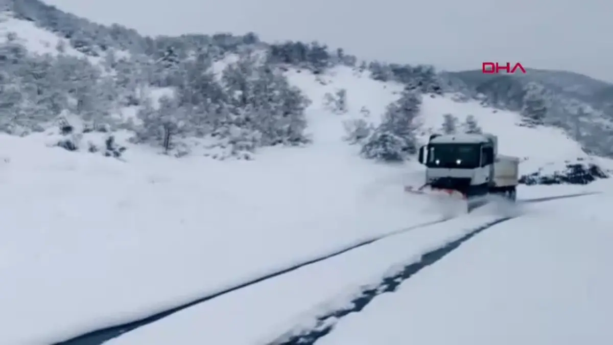 Tunceli\'de Kar Yağışı, 40 Köy Yolunu Ulaşıma Kapadı