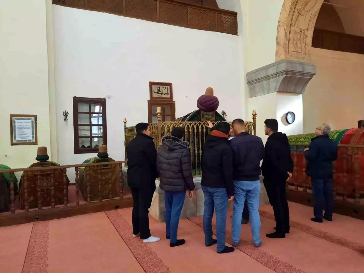 Üniversite Öğrencileri Mevlevi Türbe Camii\'ni Ziyaret Etti