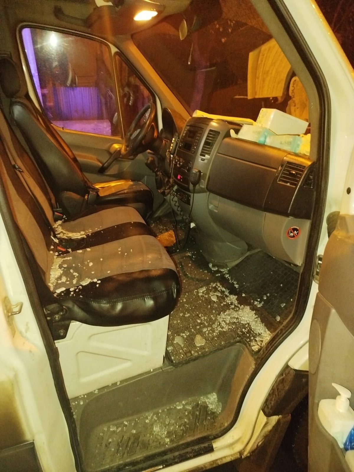 Ambulanslara 74\'üncü kez taşlı saldırıda bulundu; gören telsizden uyarmaya başladı