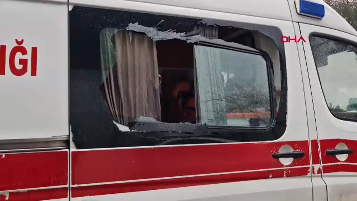 Ambulanslara 74\'üncü kez taşlı saldırıda bulundu; gören telsizden uyarmaya başladı