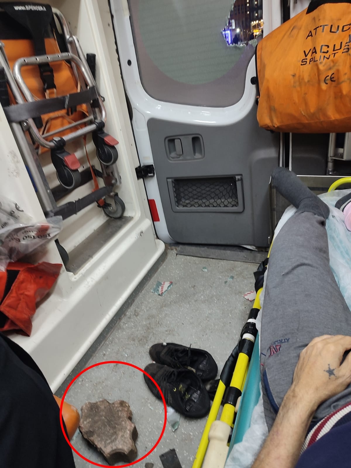 Diyarbakır\'da Ambulansa Taşlı Saldırı Devam Ediyor