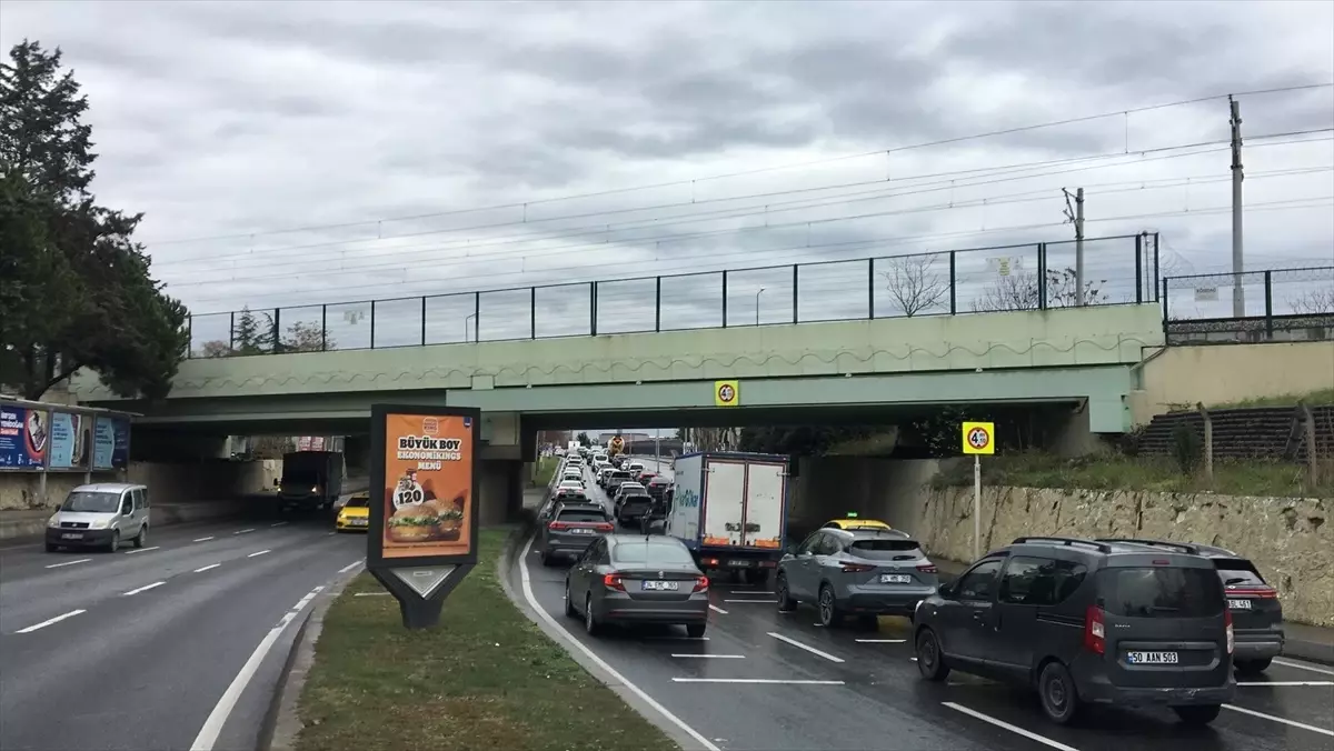 Bakırköy\'de Alt Geçit İçin Kot Düşürme Çalışmaları Başladı