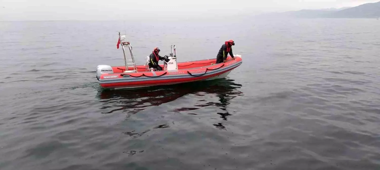 Mudanya\'da İskeden Denize Düşen Adamı Dalgıçlar Arıyor