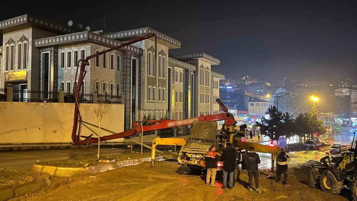 Kastamonu\'da Beton Pompası Devrildi, Yaralı Yok