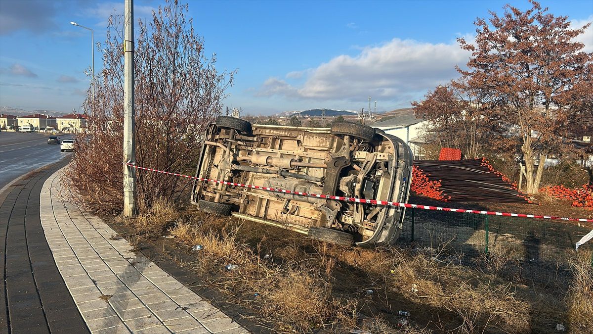 Sivas\'ta Buzlanma Trafik Kazalarına Neden Oldu
