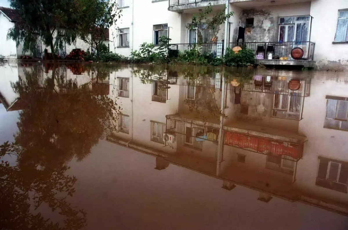 Bodrum\'da sağanak, hayatı felç etti! Yollar göle döndü, evleri su bastı