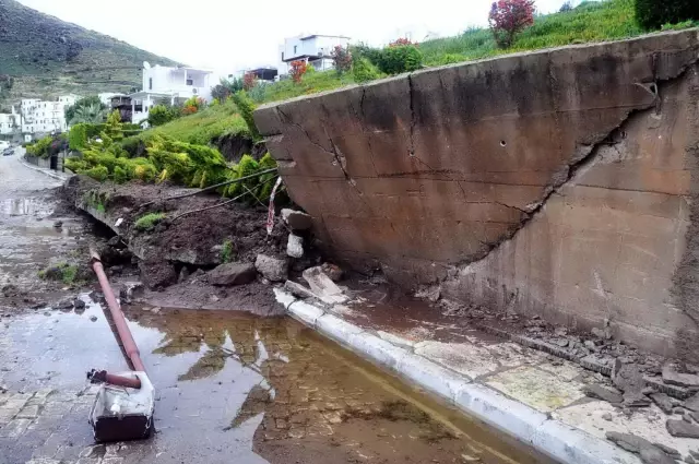 Bodrum'da sağanak, hayatı felç etti! Cadde ve sokaklar göle döndü, sürücüler araçlarda mahsur kaldı