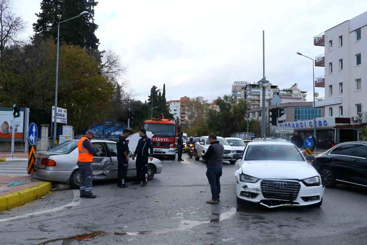 Antalya\'da Sola Dönüş Kazası