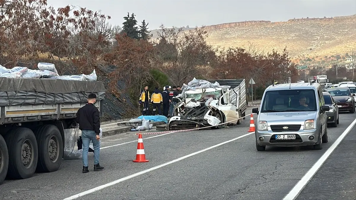 Gaziantep\'te Kaza: Kamyonet Sürücüsü Hayatını Kaybetti