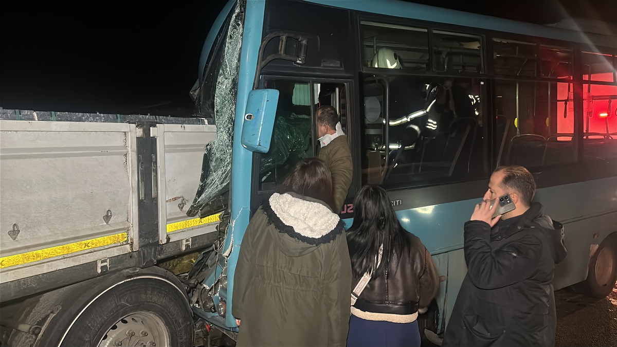 Kütahya\'da Halk Otobüsü TIR ve Otomobile Çarptı, Sürücü Sıkıştı