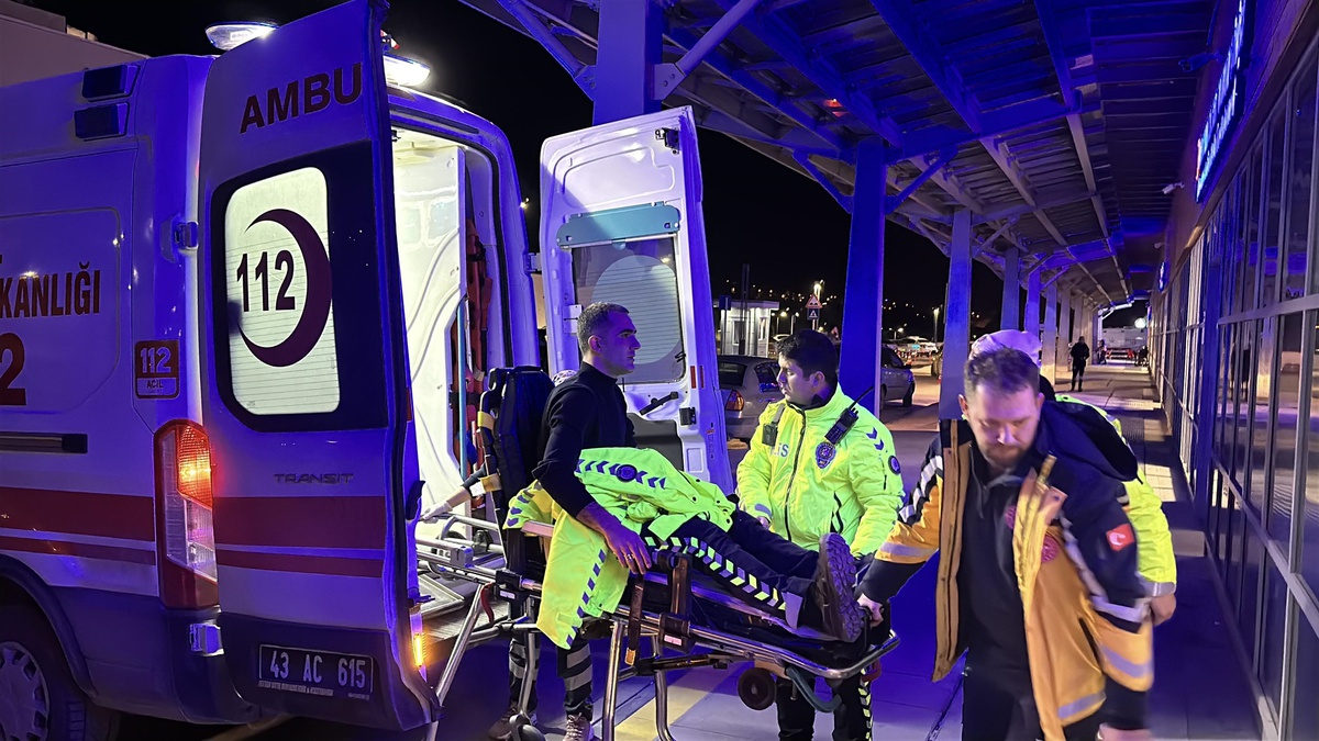 Kütahya\'da Motosiklet Sürücüsü Polise Çarparak Kaçtı