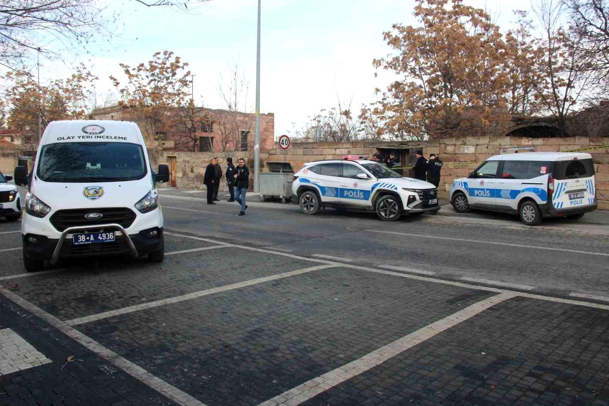 Kayseri\'de 80 Yaşındaki Adam Yolda Hayatını Kaybetti