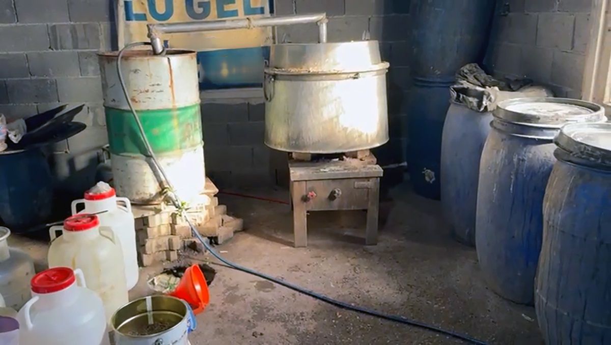 Adana\'da Sahte İçki İmalathanesine Baskın: 1050 Litre Ele Geçirildi
