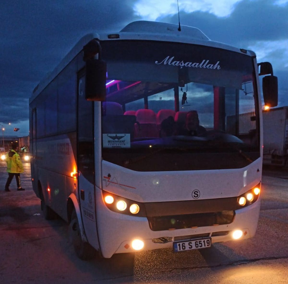 İnegöl\'de Servis Midibüsü Yaya Geçidine Çarptı: 1 Ağır Yaralı