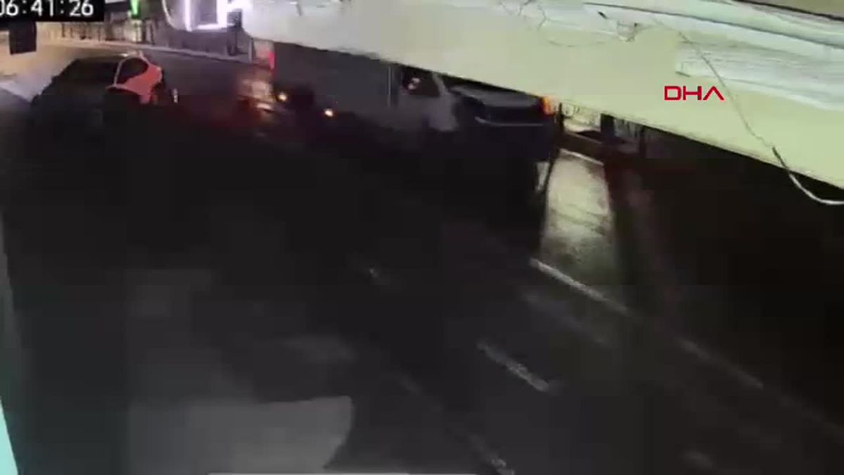 Isparta\'da Seyir Halindeki Minibüs Park Halindeki Araca Çarptı