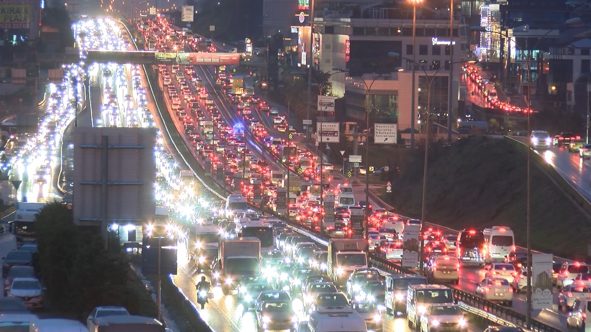 İstanbul\'da Akşam Trafik Yoğunluğu Yüzde 89\'a Ulaştı