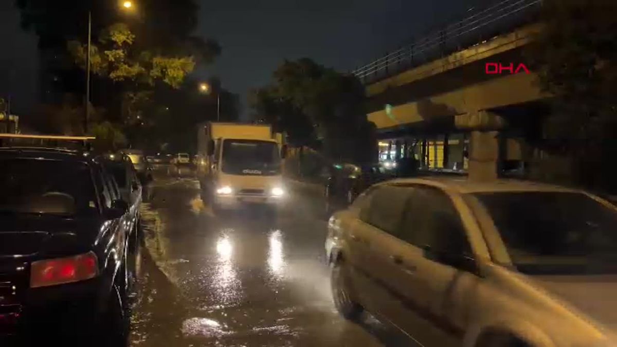 İzmir\'de Gök Gürültülü Sağanak Yağış Etkili Oldu