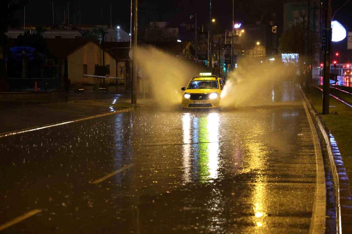 İzmir\'de Sağanak Yağış Hayatı Olumsuz Etkiledi