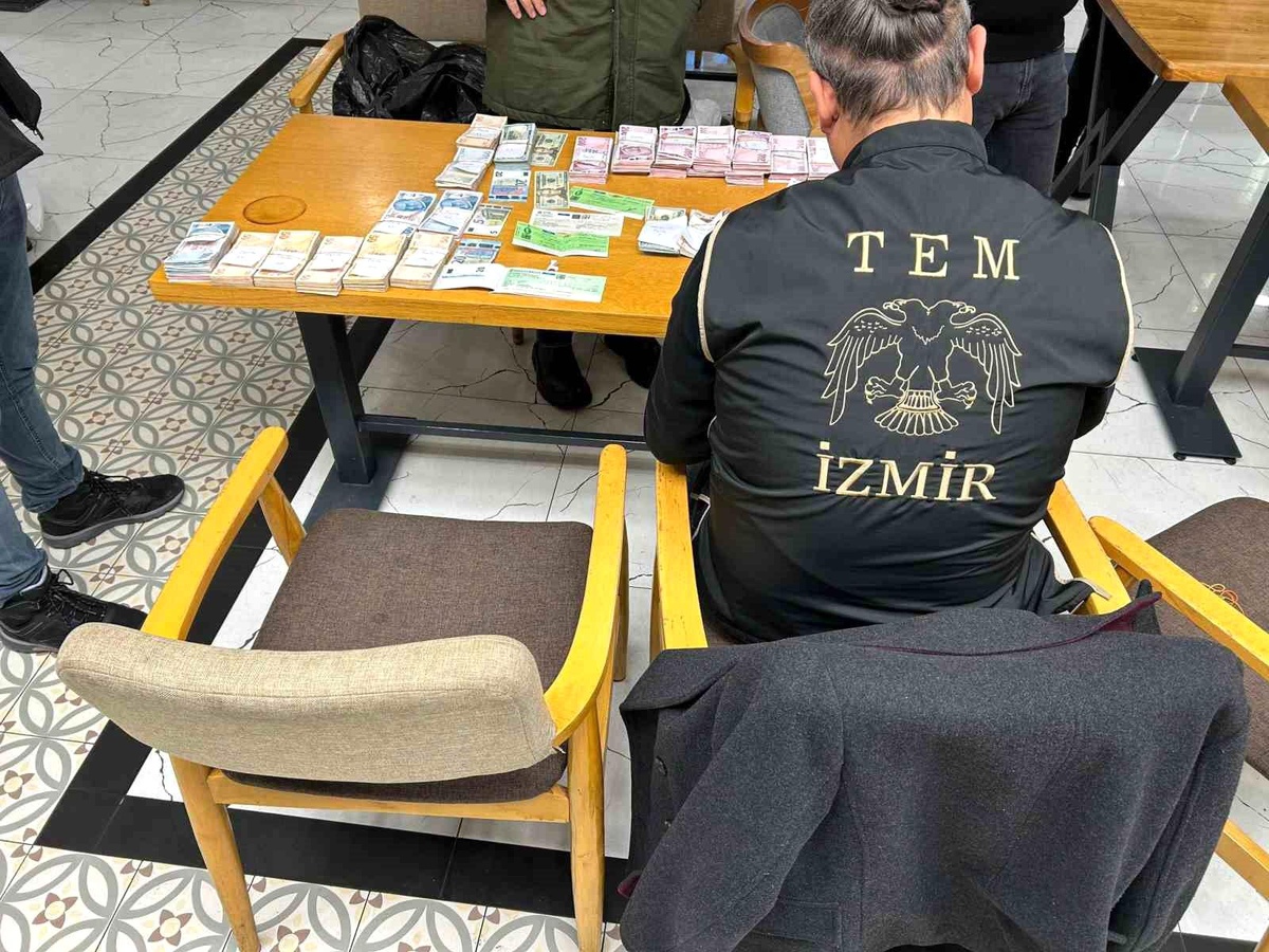 İzmir\'deki FETÖ Operasyonunda 32 Gözaltı