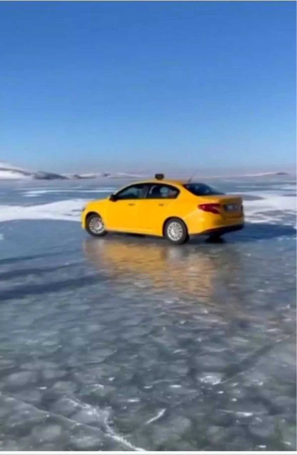 Buz Tutmuş Göl Üzerinde Taksici Gösterisi