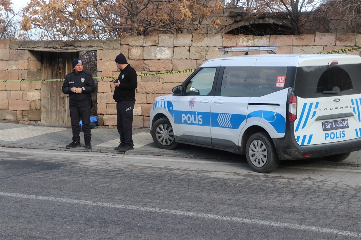80 Yaşındaki Adam Sokakta Ölü Bulundu