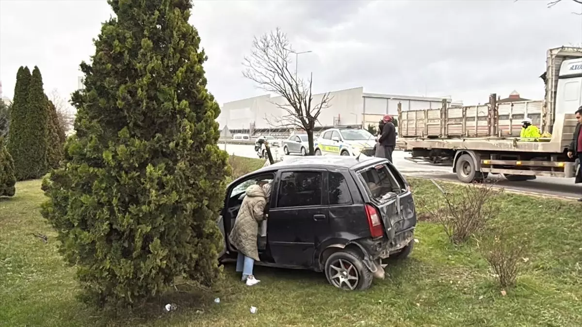 Gebze\'de Otomobil Ağaçlık Alana Devrildi