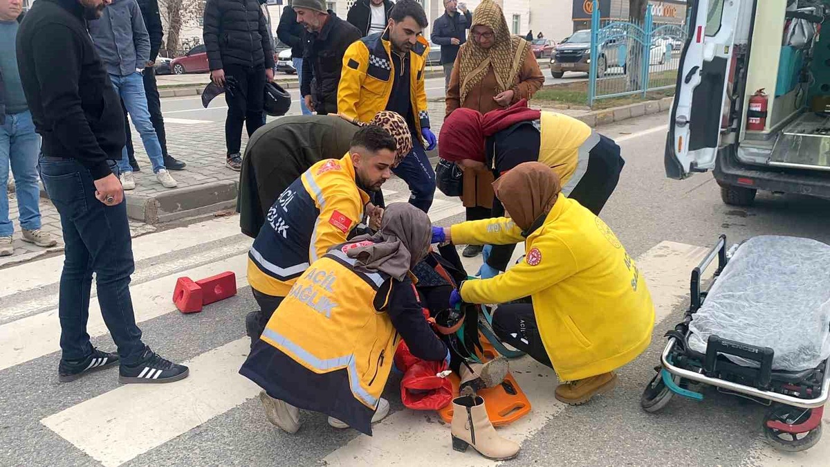 Adıyaman\'da Yaya ve Motosiklet Sürücüsü Yaralandı
