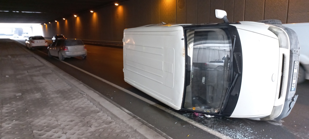 Malatya\'da Otomobil ve Minibüs Çarpıştı: 2 Yaralı