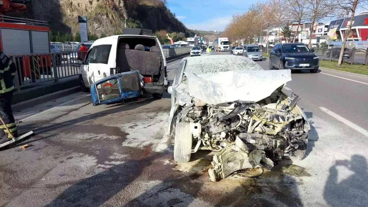 Samsun\'da Kaza: Lastiği Patlayan Araca Çarpıldı