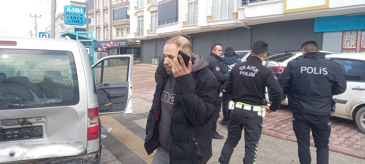 Aksaray\'da Kaza: Nişanlısının Aracına Çarpan Kadın Yaralandı
