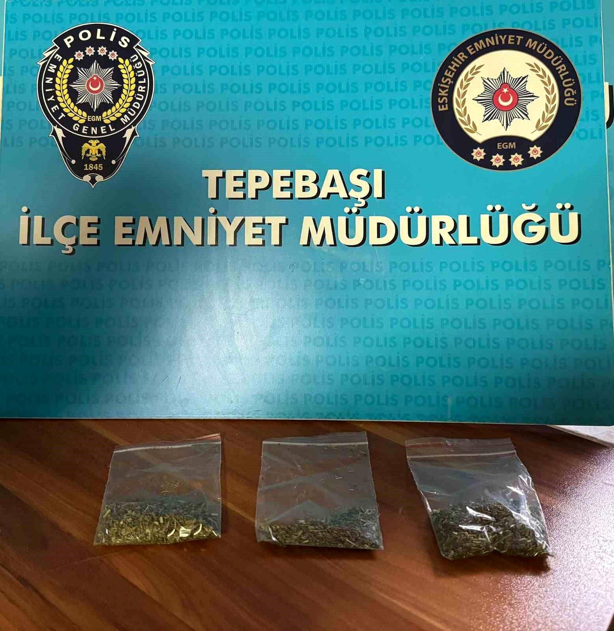 Eskişehir\'de Polis Denetimi: Uyuşturucu ve Silah Ele Geçirildi