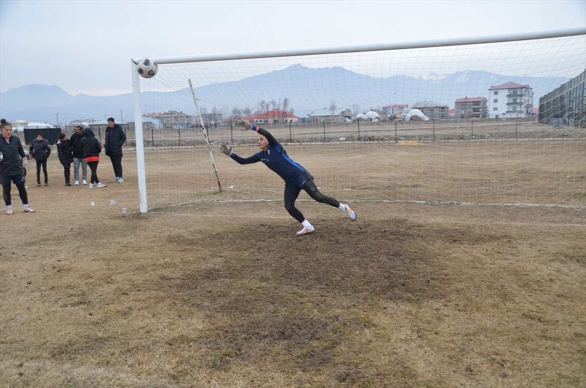 Yüksekova Spor\'un Başarılı Kalecisi: Şeymanur Hapaç