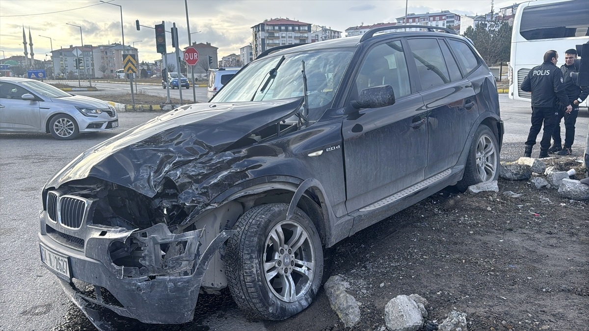Sivas\'ta Yolcu Otobüsü-Cip Çarpıştı