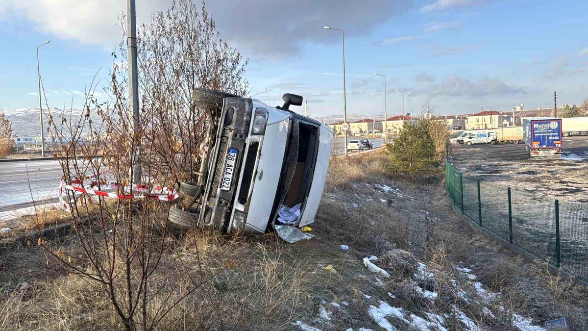 Sivas\'ta Su Yüklü Minibüs Yan Yattı