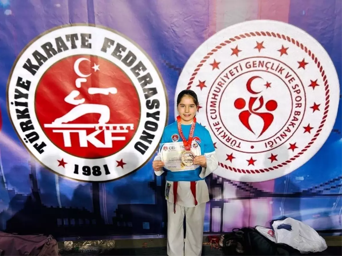 Elis Lina Yılmaz, Boğaziçi Karate Turnuvası\'nda Bronz Madalya Kazandı