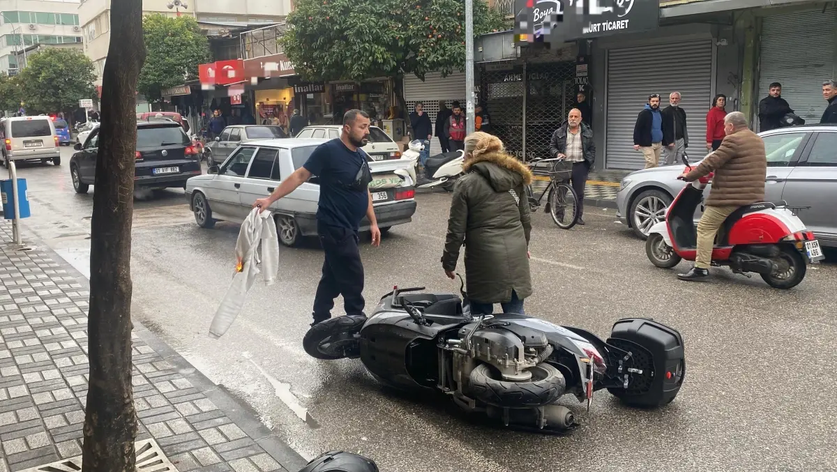 Yeni Motosikletinin Arızalarına Dayanamadı, Bayi Önünde Ateşe Verdi