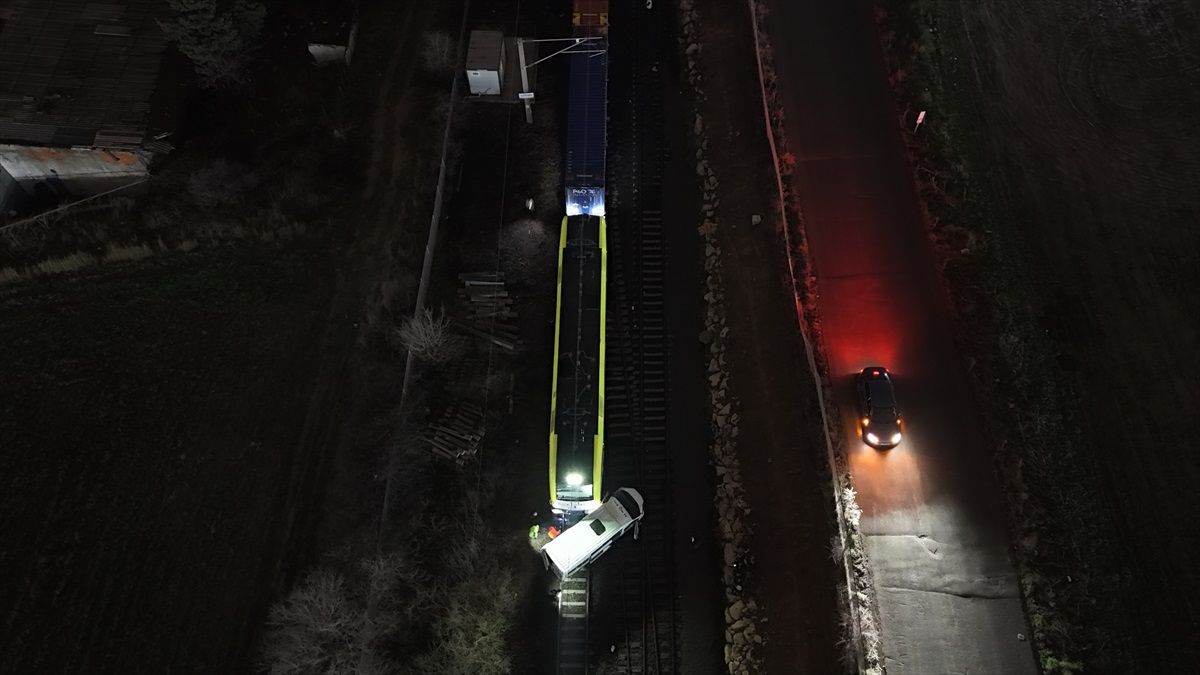 Çerkezköy\'de Yük Treni Minibüse Çarptı: 4 Yaralı