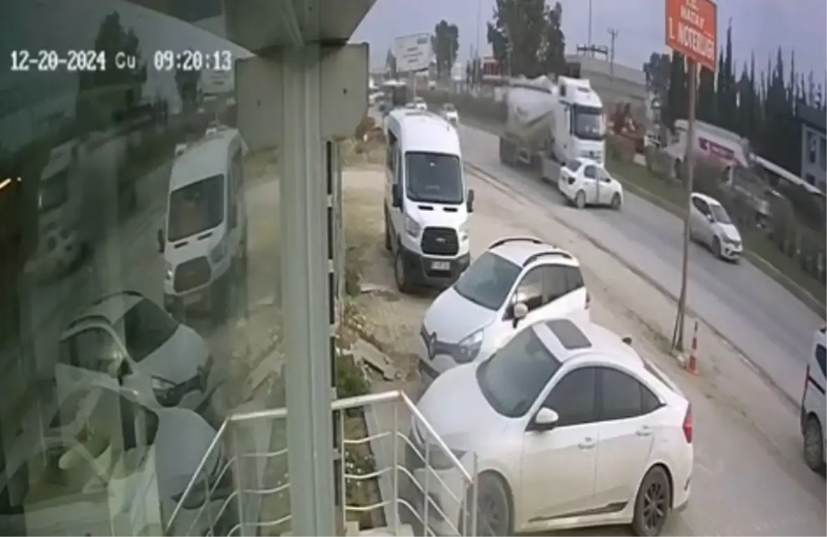 Hatay\'da TIR, Otomobili 150 Metre Sürükledi