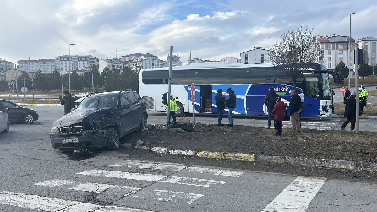 Sivas\'ta Yolcu Otobüsü ile Cip Çarpıştı: 3 Yaralı