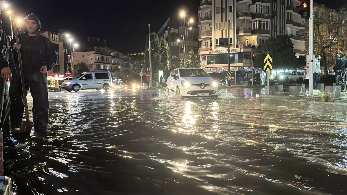 Alanya\'da Sağanak Yağışlar Hayatı Olumsuz Etkiledi