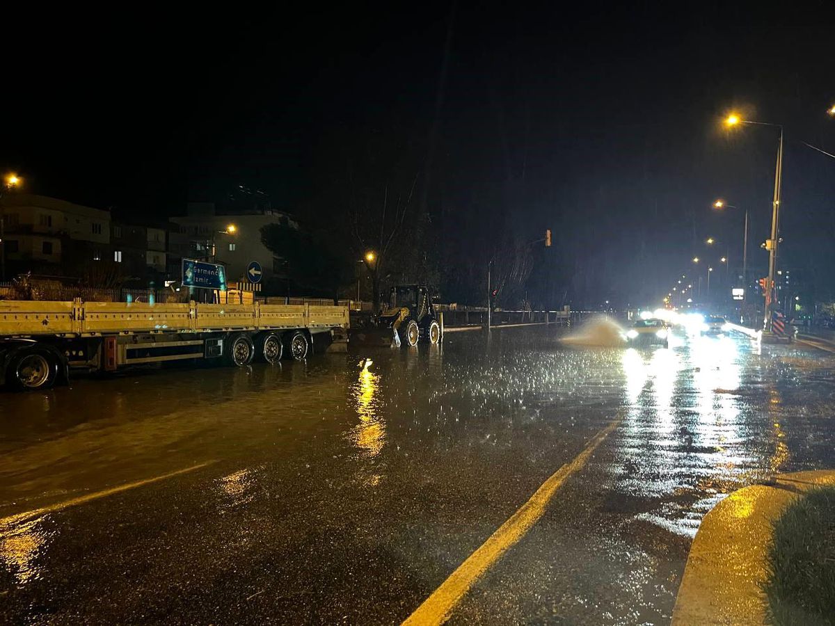 Aydın\'da Sağanak Yağış Trafiği Olumsuz Etkiledi