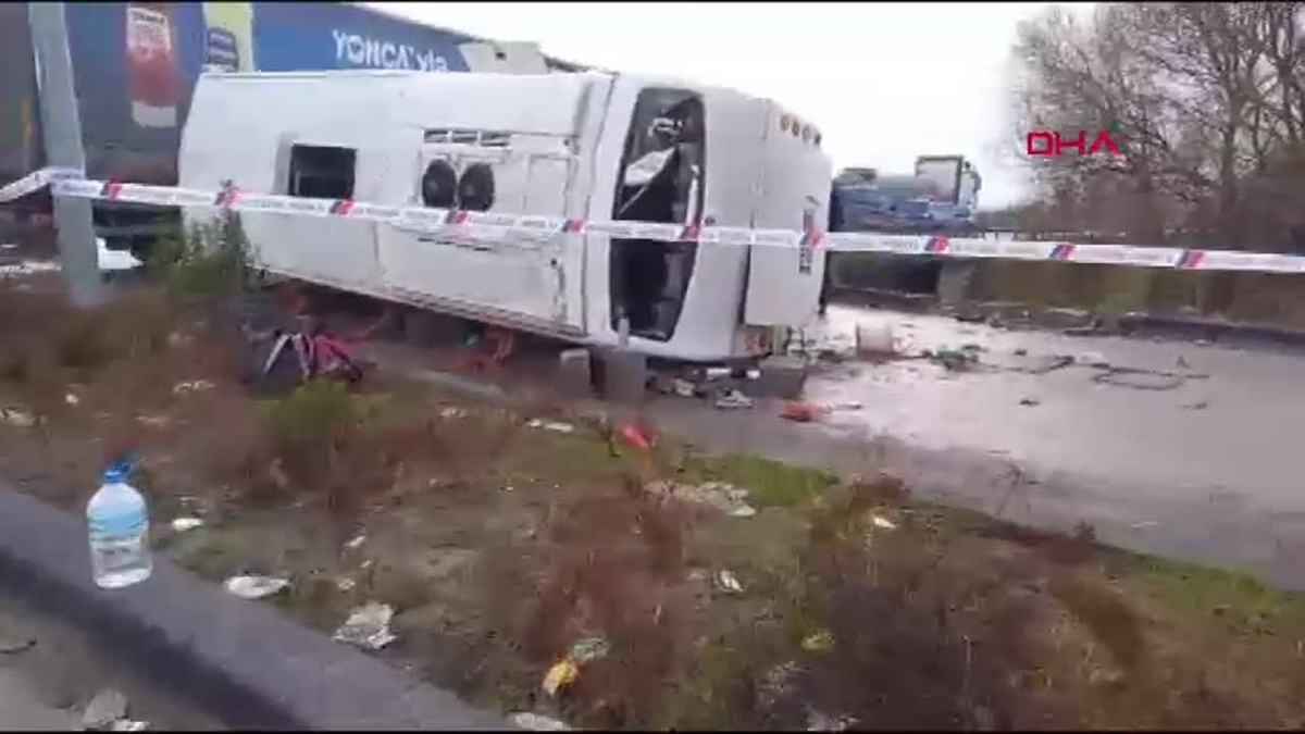 BALIKESİR\'de öğrenci servisi TIR\'la çarpıştı, ölü ve yaralılar var (EK VİDEO EKLENDİ)